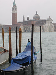 venice-gondola-in-raincoat